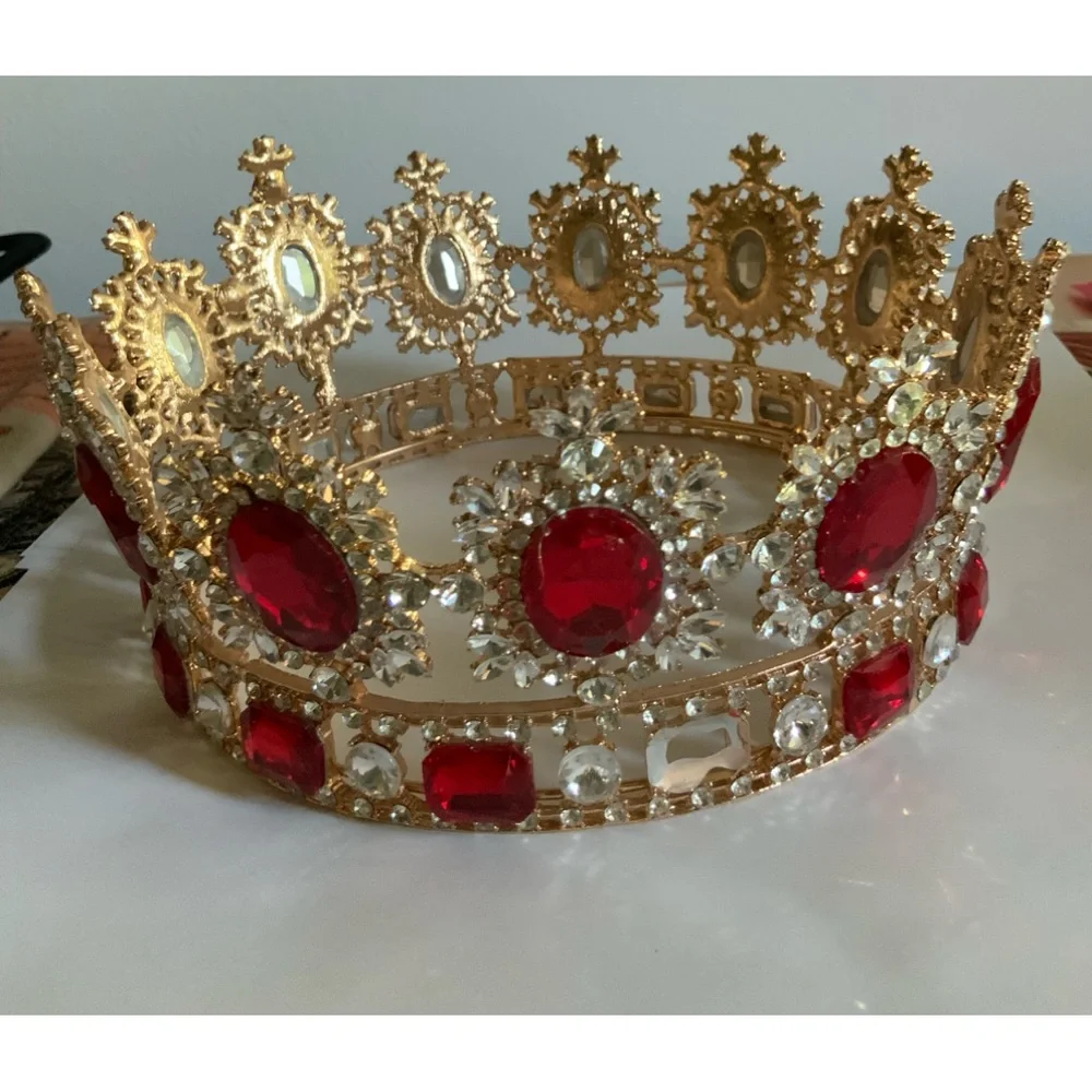 Red crown with gold tone. - Picture 7 of 12